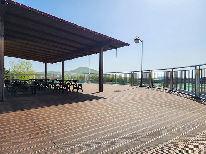 경기도 파주시 새중앙침례교회 합성목재 데크 6.JPG