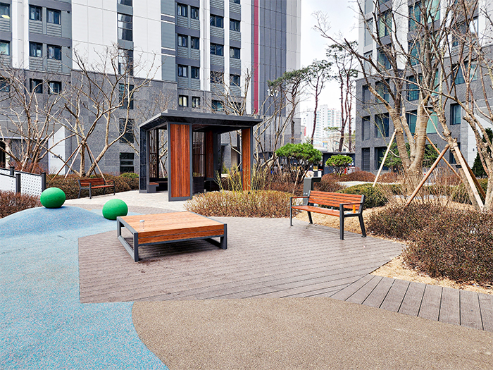 경기도 고양시 롯데캐슬엘클라씨아파트 합성목재 데크 1.JPG