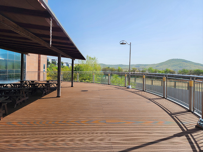 경기도 파주시 새중앙침례교회 합성목재 데크 3.JPG