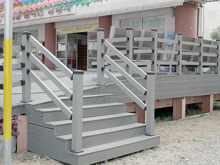 서울특별시 성룡사 합성목재 휀스 1.jpg