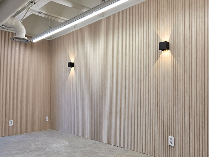 서울특별시 반얀트리호텔 직원휴게실 합성목재 루바월 1.jpg