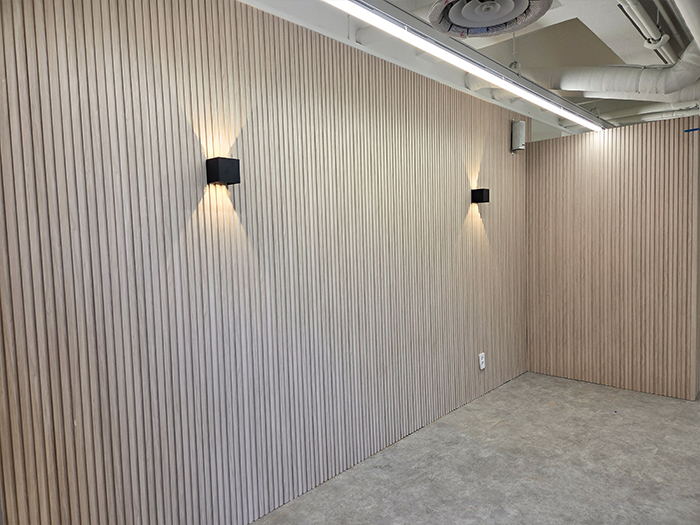 서울특별시 반얀트리호텔 직원휴게실 합성목재 루바월 3.jpg