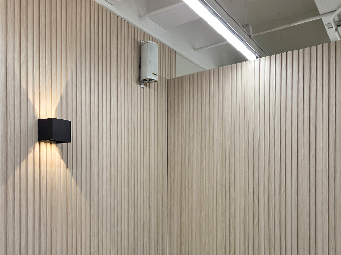 서울특별시 반얀트리호텔 직원휴게실 합성목재 루바월 4.jpg